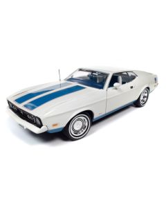 Auto World 1286 1972 Ford Mustang Fastback Class of 1972 1/18